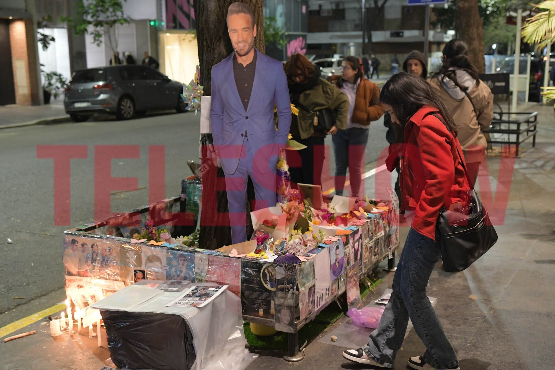 Los seguidores de Liam Payne se reunieron frente al hotel CasaSur de Palermo a dos años del fallecimiento del cantante británico (RSFotos)