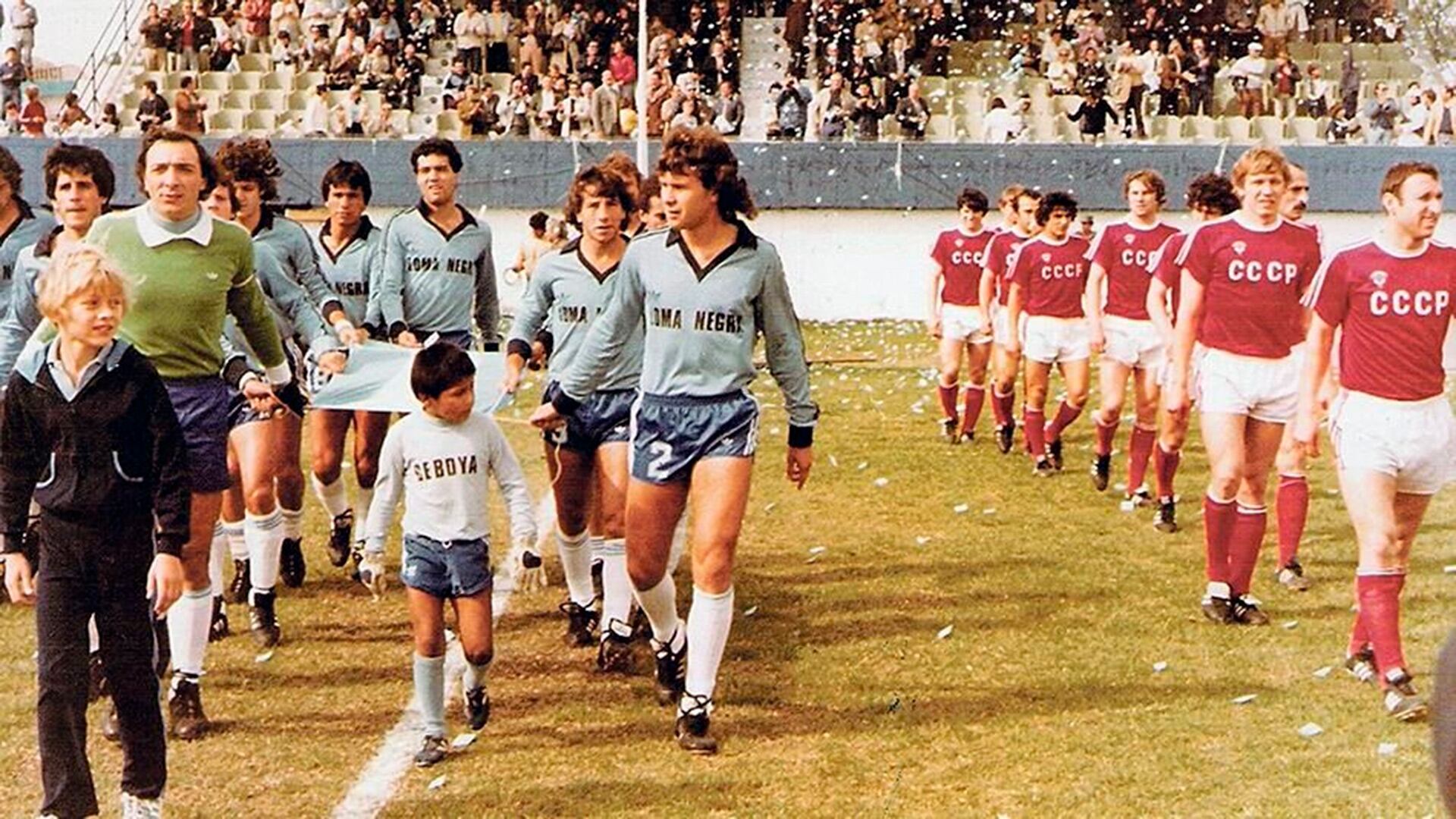 Salida de los equipos en el histórico partido ante Unión Soviética