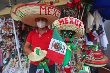 La bandera ondea en honor al Mes Patrio y la Independencia de México, celebrando el espíritu nacional en septiembre
