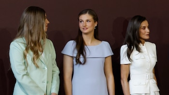 La princesa Leonor opta por un look moderno y juvenil para recibir a León XIV en Cibeles: cuello de barco y maquillaje recargado
