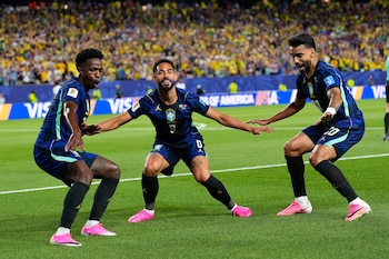 Matheus Cunha (9) celebra tras anotar el segundo gol de Brasil junto a sus compañeros Vinicius Júnior (7) y Lucas Paquetá (20) durante el partido contra Haití en el Grupo C del Mundial, el viernes 19 de junio de 2026, en Filadelfia. (AP Foto/Petr David Josek)