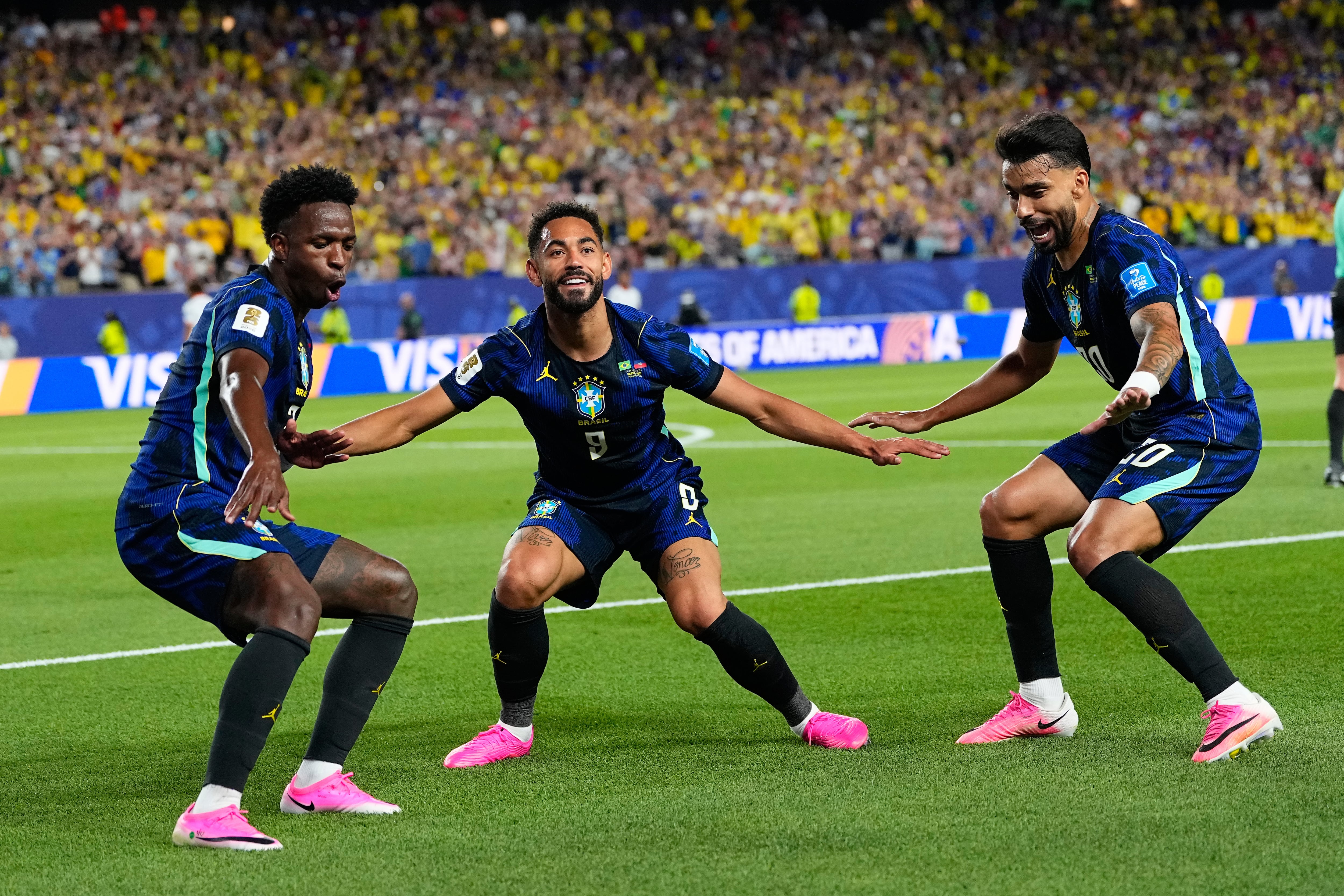 Matheus Cunha (9) celebra tras anotar el segundo gol de Brasil junto a sus compañeros Vinicius Júnior (7) y Lucas Paquetá (20) durante el partido contra Haití en el Grupo C del Mundial, el viernes 19 de junio de 2026, en Filadelfia. (AP Foto/Petr David Josek)