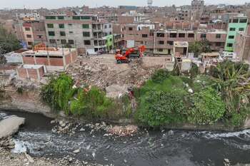 Demuelen viviendas cerca al rio. (Foto: Andina)
