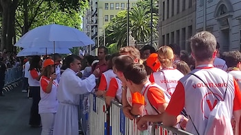 Asistentes a la Misa valoran el mensaje del Papa: "Palabras directas para todos, no sólo para los católicos"