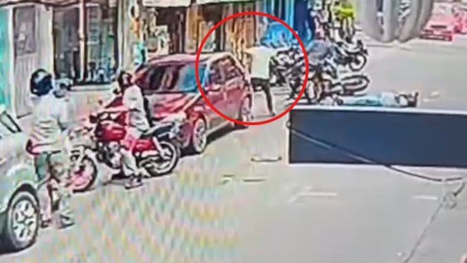 Un funcionario de la Sijín intervino y neutralizó al atacante en el lugar. - crédito @PasaenBogota/X