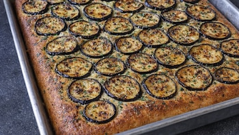 Focaccia de berenjena: una receta italiana crujiente y fácil de preparar