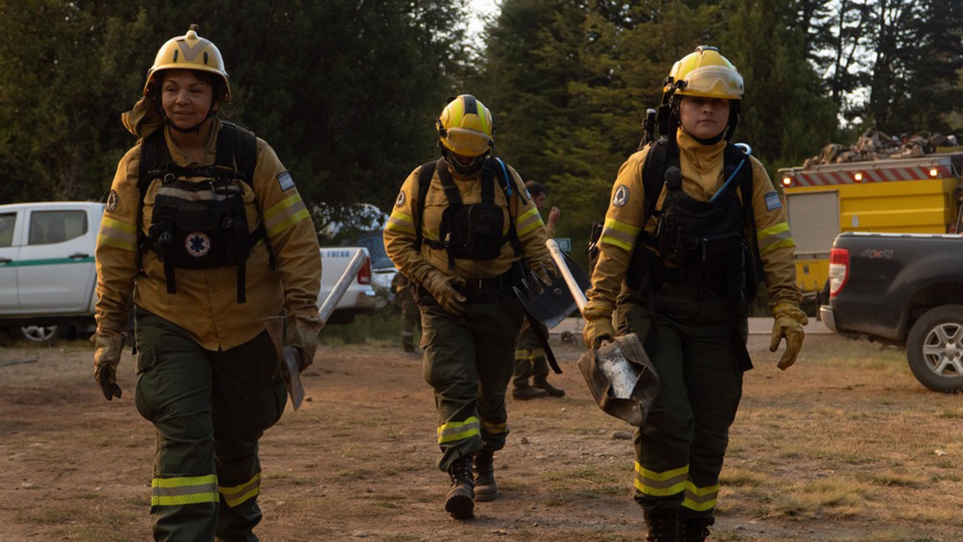 Un grupo de combatientes contra el fuego: hay más de 500 personas que luchan contra las llamas