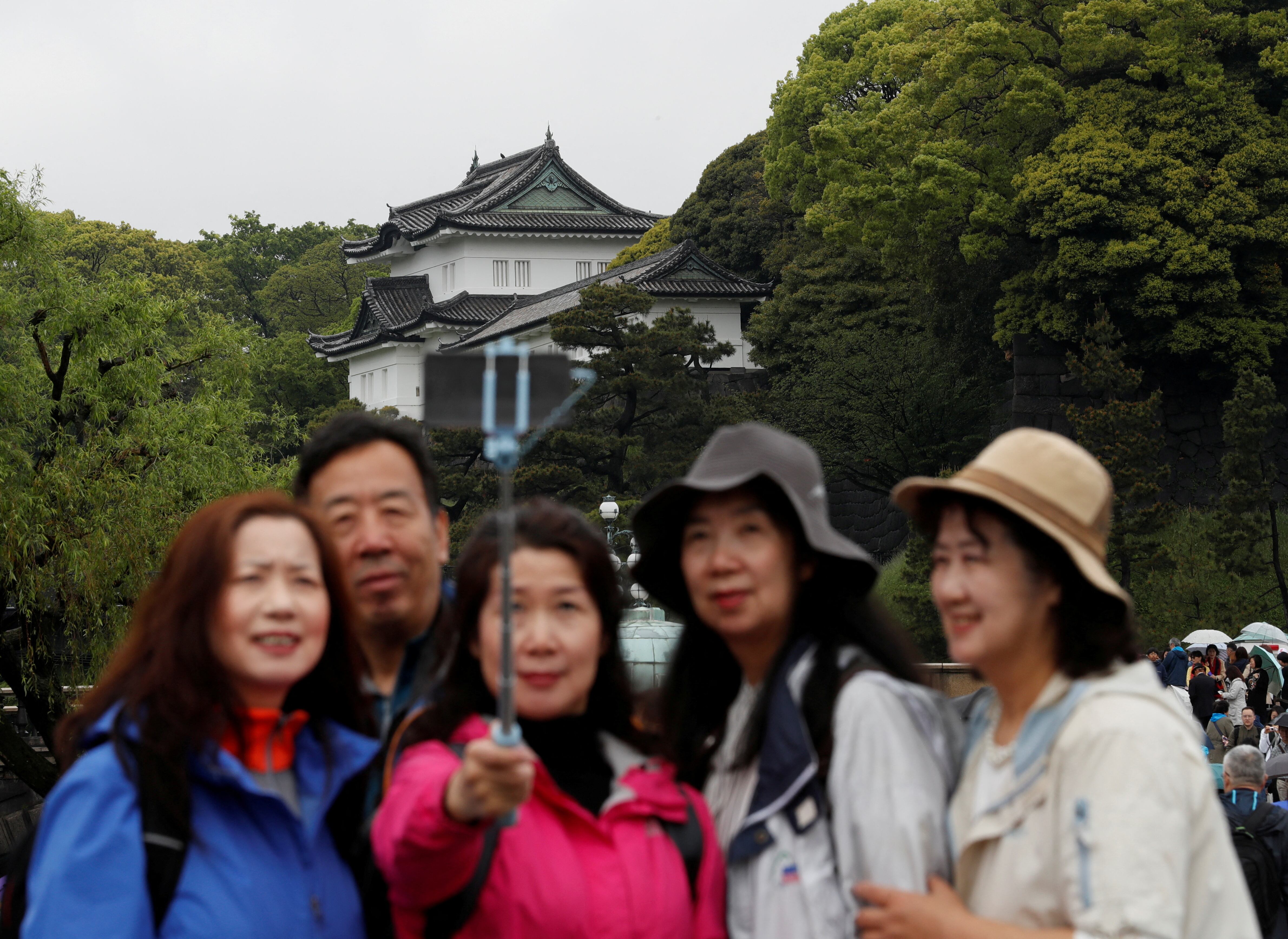 Turistas chinos toman fotografías frente al Palacio Imperial en Tokio, Japón. (REUTERS/Kim Kyung-Hoon/archivo)