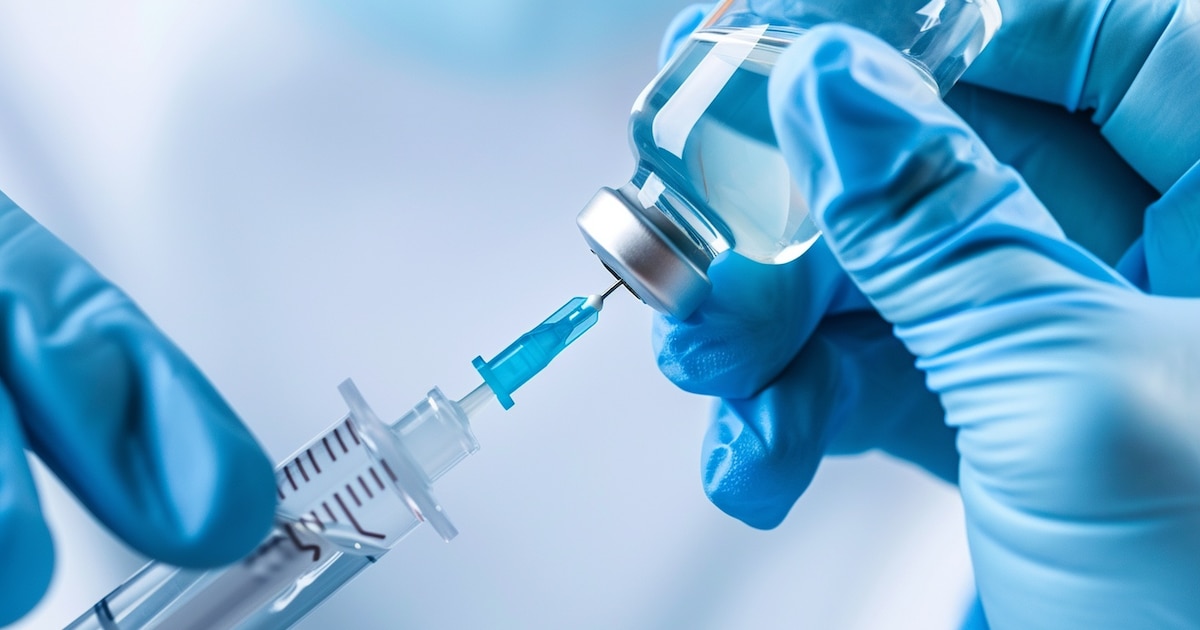 Un tribunal en Italia asoció la vacuna del COVID con un efecto adverso neurológico raro