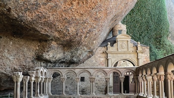 El monasterio de San Juan de la Peña cerrado por el incendio de Huesca: así es el enclave que fue cuna del Reino de Aragón