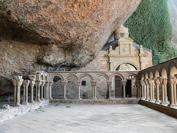 El claustro con arcos y la roca.