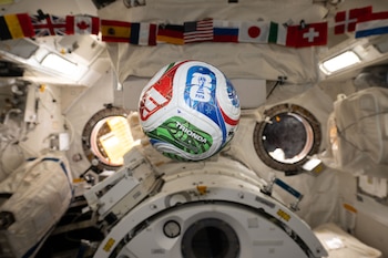 La pelota oficial del Mundial 2026 incorpora un sensor inteligente que transmite datos 500 veces por segundo mejorando la precisión del arbitraje y el VAR (NASA)