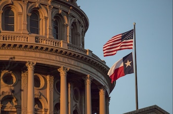 La orden de Greg Abbott obliga a la PUCT y a ERCOT a frenar la interconexión de nuevos centros de datos en la red eléctrica de Texas