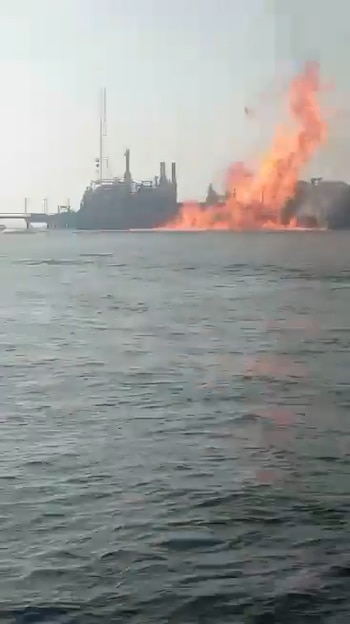 Un incendio afecta a una planta de gas operada por PDVSA en el Lago Maracaibo