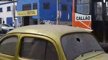 Auto con un impacto de bala tras enfrentamiento entre barristas. Foto: captura RPP