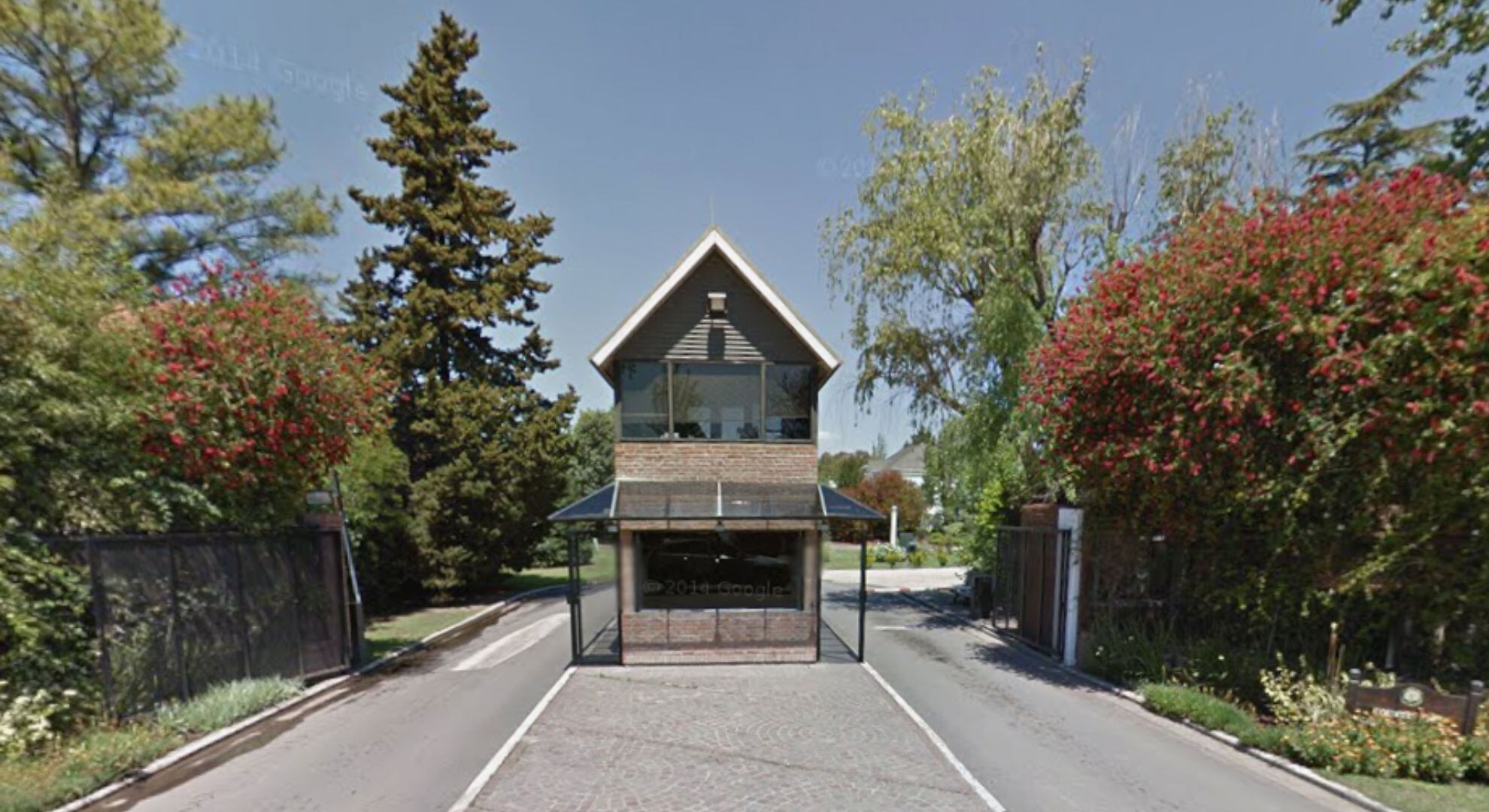 La entrada del country Carlos Pellegrini, en donde se ubica la casa de la denunciante