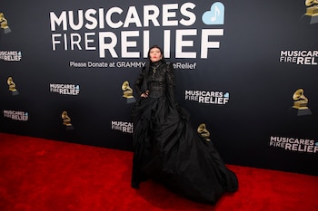 Lady Gaga hizo una impactante aparición con un vestido negro de gran volumen y diseño dramático, destacando por su estética gótica y teatral