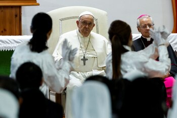 El papa Francisco observa una