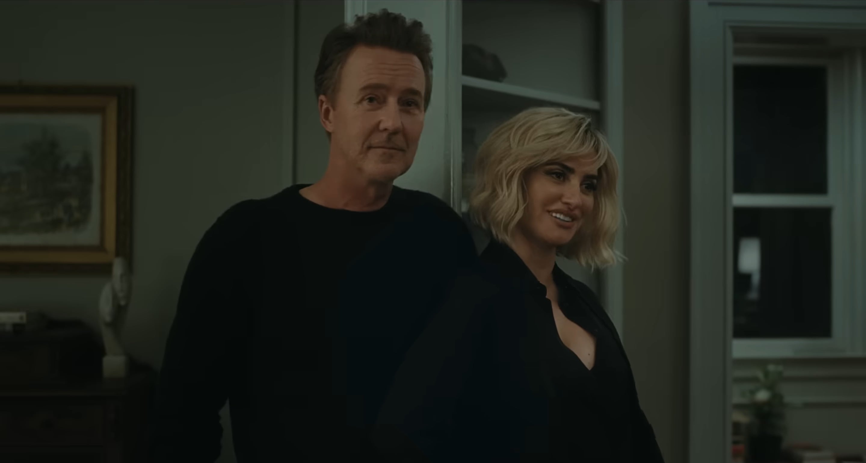 Edward Norton y Penélope Cruz posan juntos en una escena de la película
