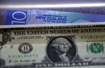 FOTO DE ARCHIVO. Un billete de diez dólares de Nueva Zelanda se encuentra debajo de un billete de un dólar estadounidense en la ventana de un cajero de cambio de divisas en Sídney, Australia, el 10 de marzo de 2016. REUTERS/David Grey
