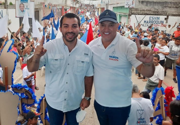 Según la acusación, Marroquín Tupas usó su cargo público en Cuilapa para recibir pagos ilícitos y garantizar el paso seguro de cargamentos de droga. En la fotografía aparece junto al actual diputado Napoleón Rojas. (Facebook)