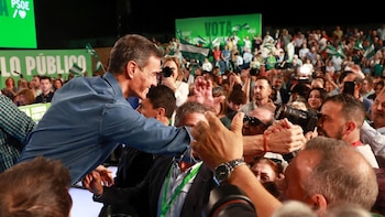 Sánchez felicita a Moreno por el resultado y aplaude a Montero por "una gran campaña"