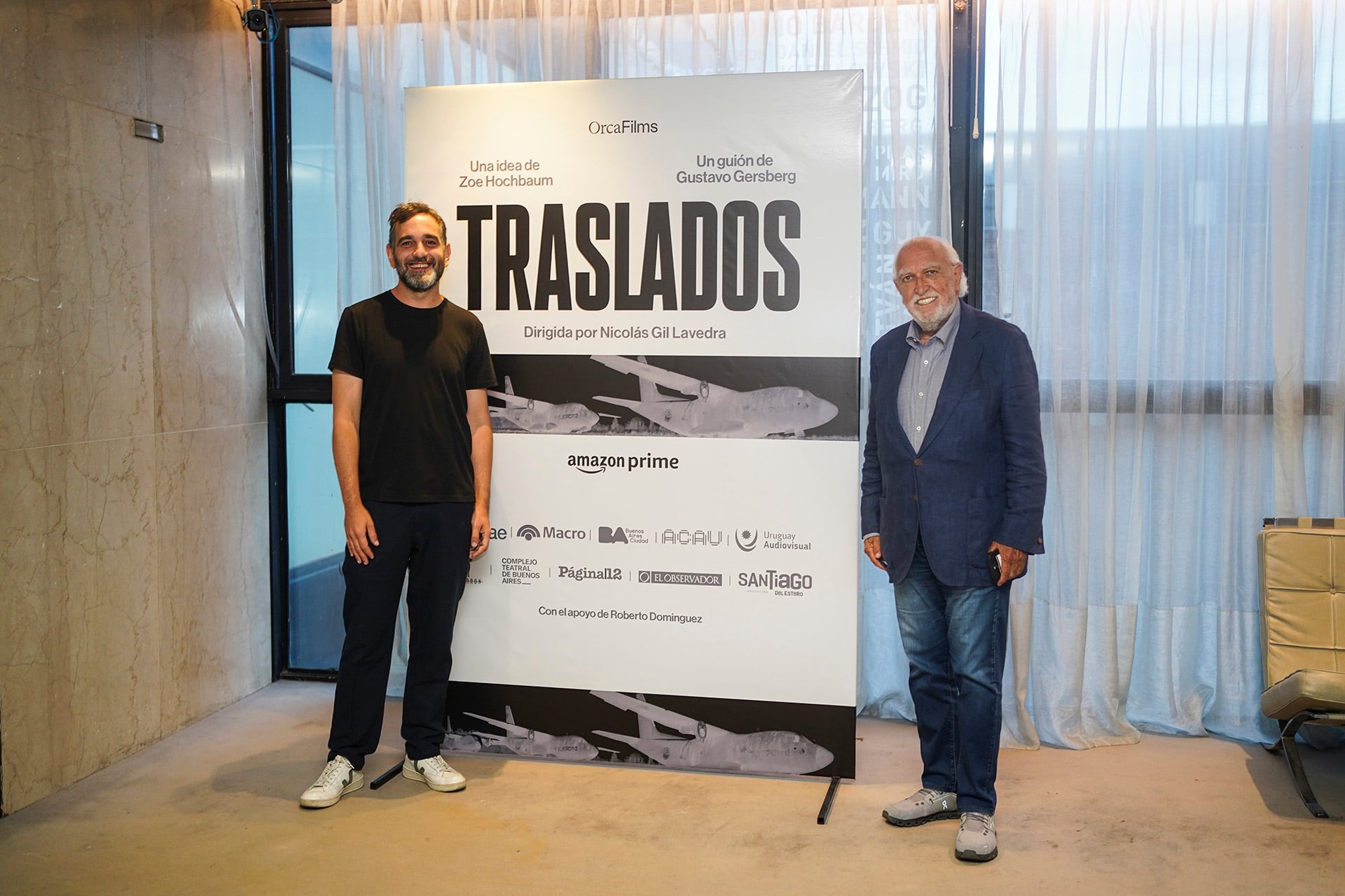 Nicolás Gil Lavedra, junto a Ricardo Gil Lavedra, su padre, durante el reestreno de