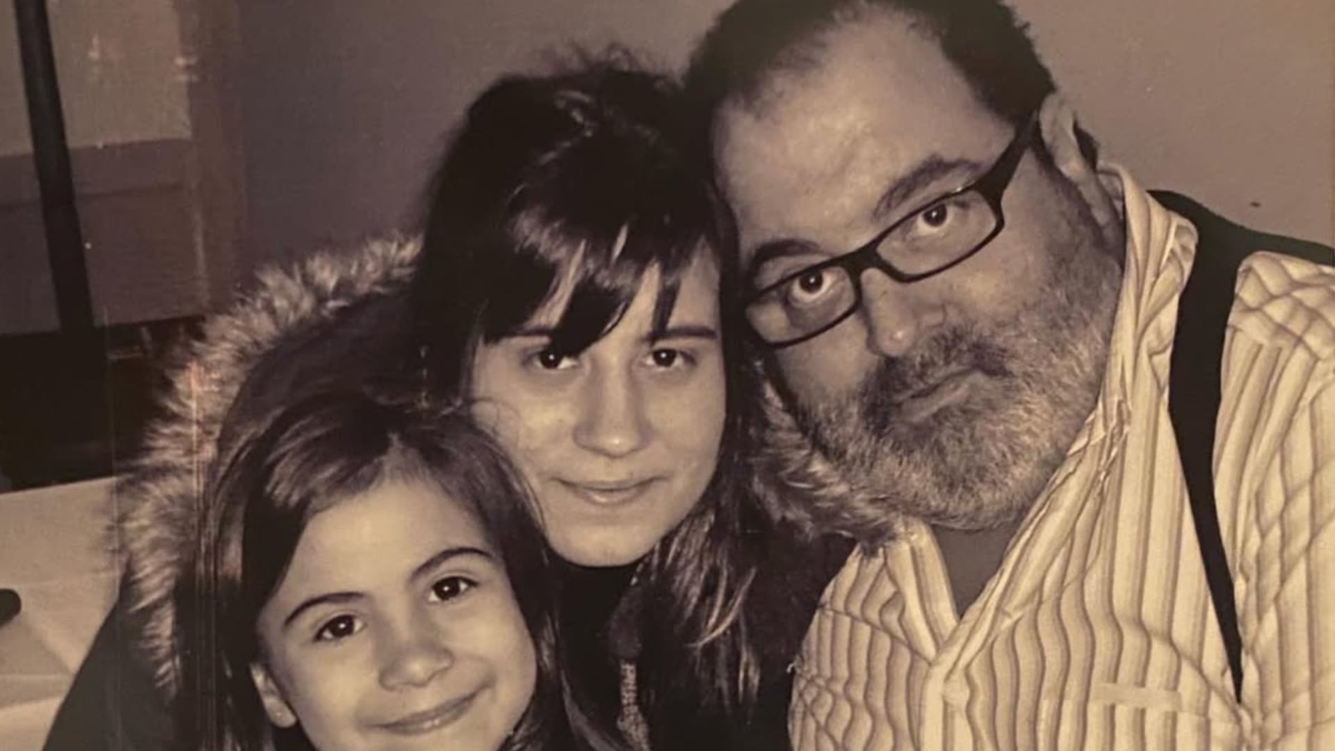 Junto a sus hijas, Barbarita y Lola