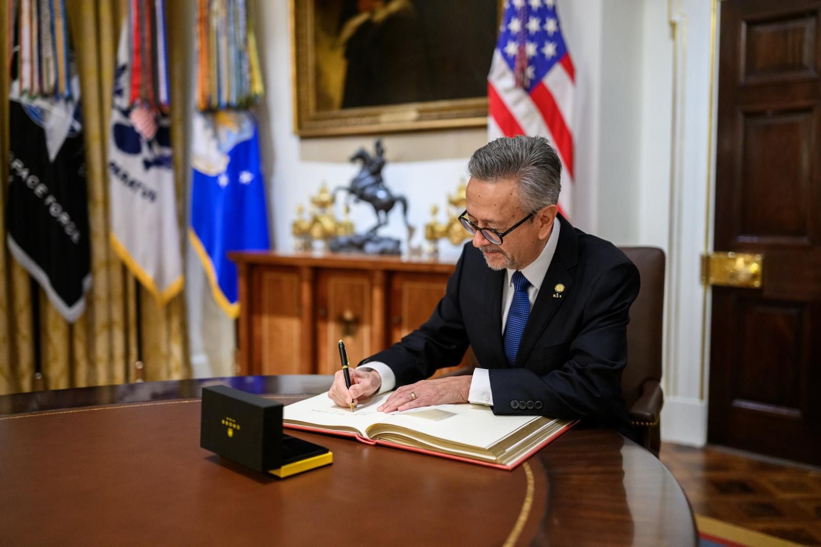 Flores Bermúdez cuenta con más de 40 años de experiencia diplomática y jurídica.(FOTO: White House)