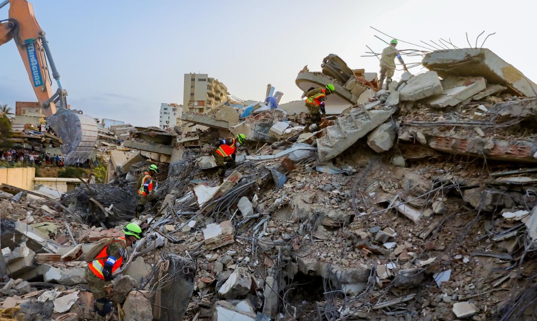 Equipos de rescate de El Salvador trabajaron entre los escombros en la zona costera de Venezuela, donde la cifra de muertos por los terremotos asciende a 4,829 (Cortesía: Secretaría de Prensa).
