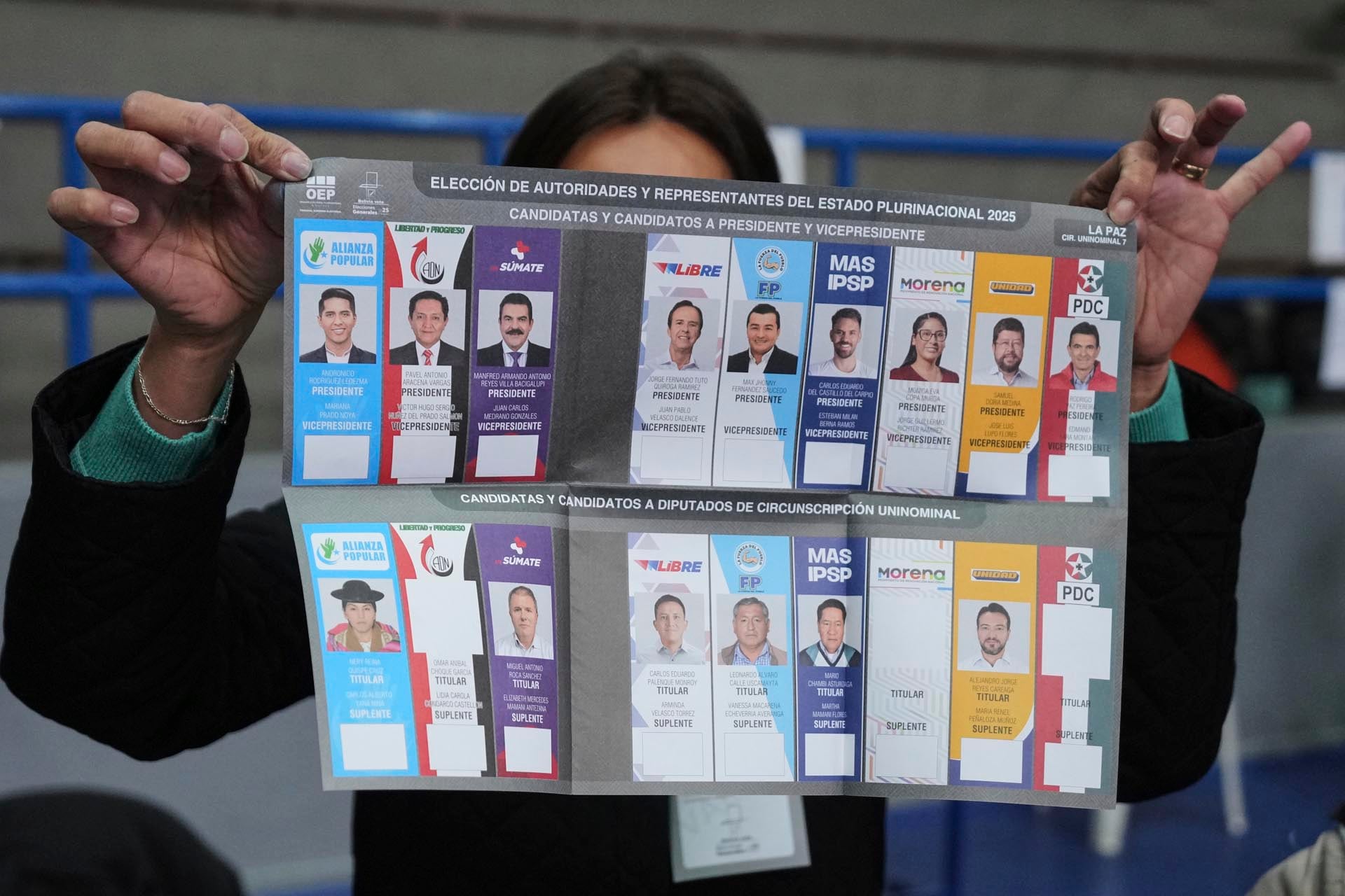 Un jurado electoral muestra la papeleta de votación en La Paz, Bolivia. (AP Photo/Natacha Pisarenko)