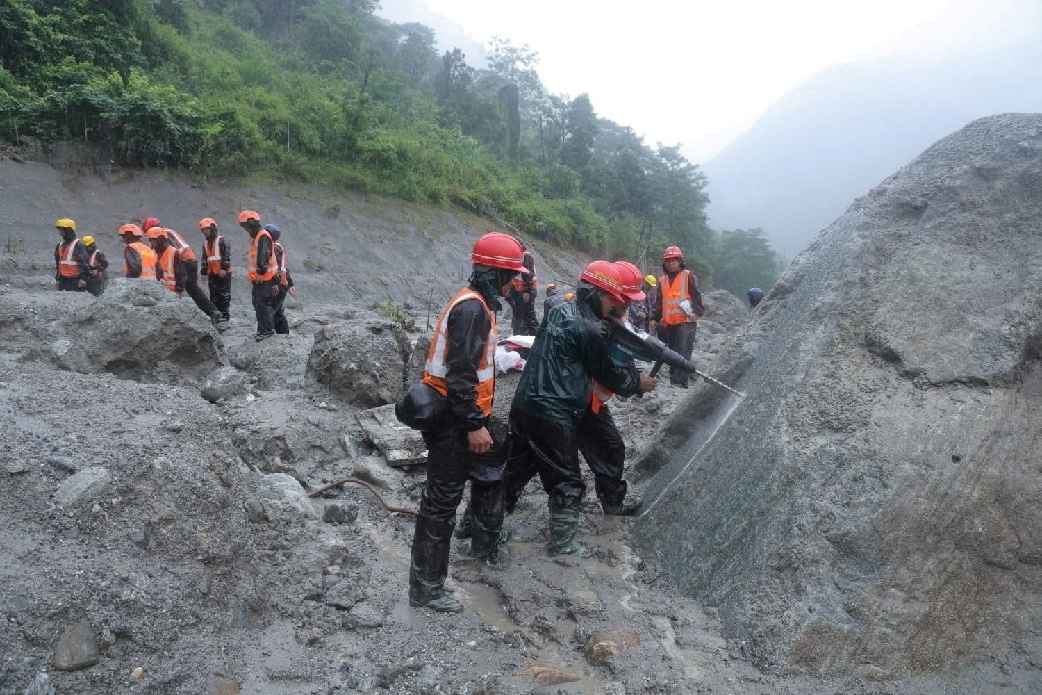 Varios rescatistas participan en una operación cerca del túnel del proyecto hidroeléctrico Trishuli 3A, tras los devastadores aluviones en Rasuwa, Nepal. Oficina del Primer Ministro de Nepal/vía Reuters