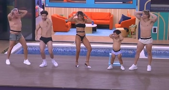 El baile en bikini junto al grupo Noche genera inquietud en Mar Contreras por la posible reacción del público (Vix)