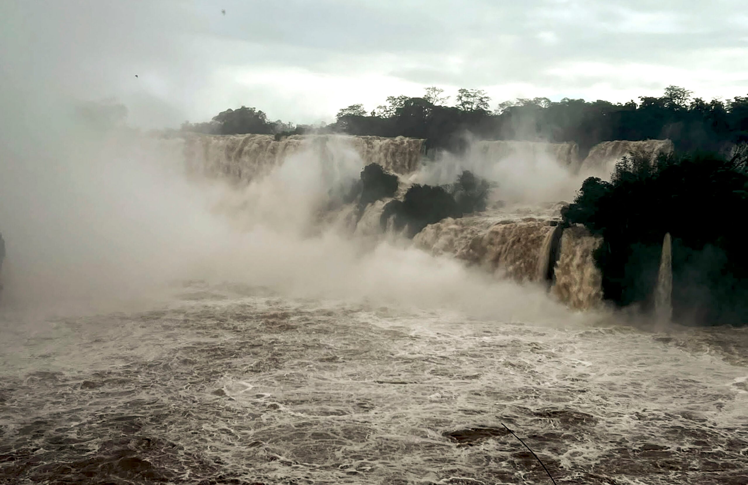 El poderoso caudal en Puerto Iguazú (Gentileza diario El Territorio)
