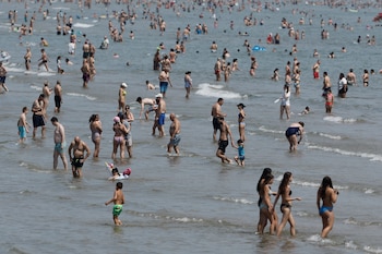 Miles de personas disfrutan de la playa de la Malvarrosa, en Valencia, a 31 de mayo de 2026. (EFE/ Kai Försterling)