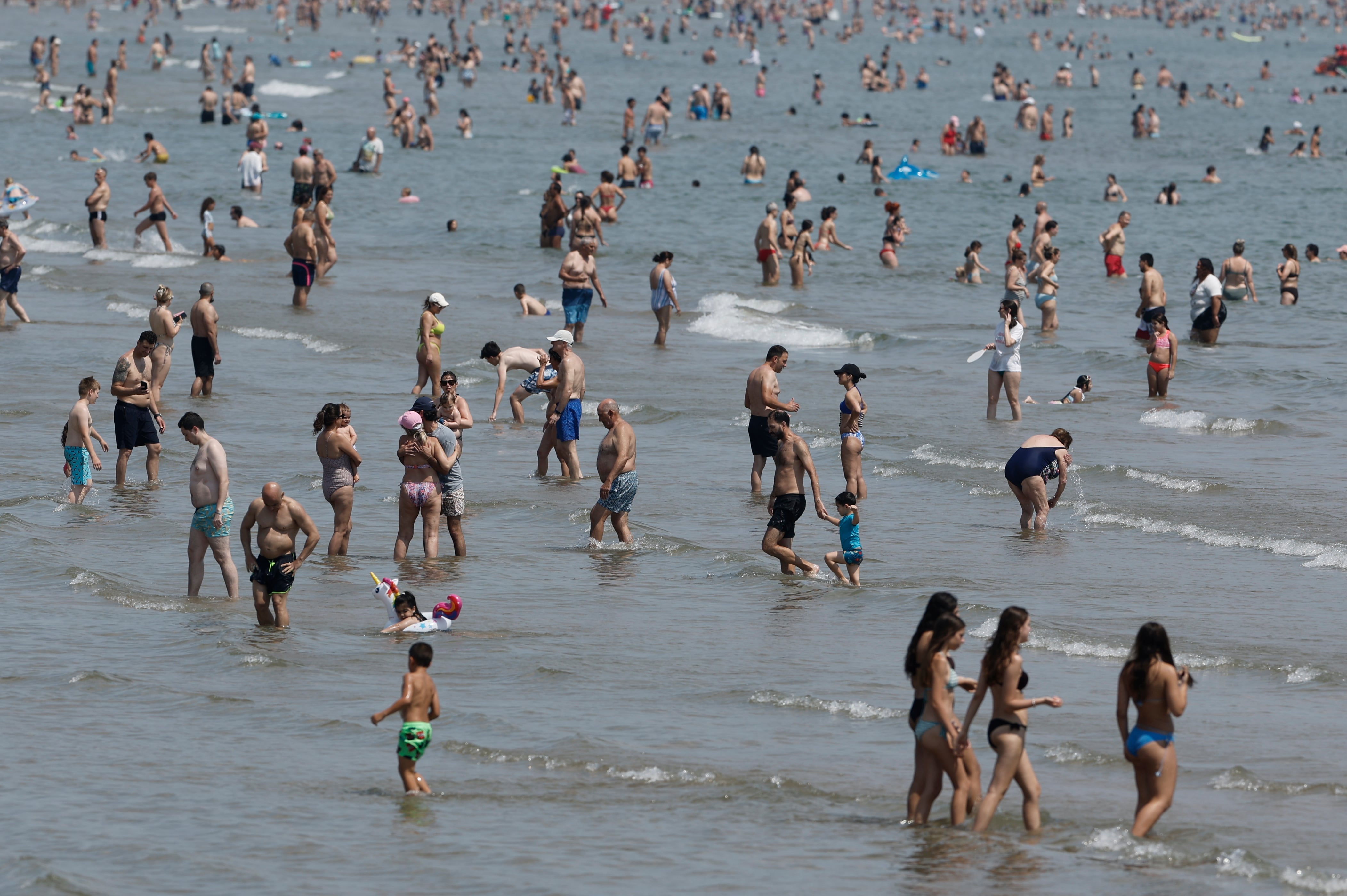 Miles de personas disfrutan de la playa de la Malvarrosa, en Valencia, a 31 de mayo de 2026. (EFE/ Kai Försterling)