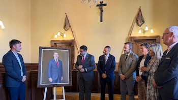 Un retrato del Rey realizado por el abulense Diego del Pozo preside el Salón de Plenos del Ayuntamiento de Ávila