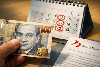 Mano sostiene billete de cien soles peruanos frente a calendario de escritorio con los días 15, 17 y 22 de julio marcados; también un documento del Banco de la Nación.