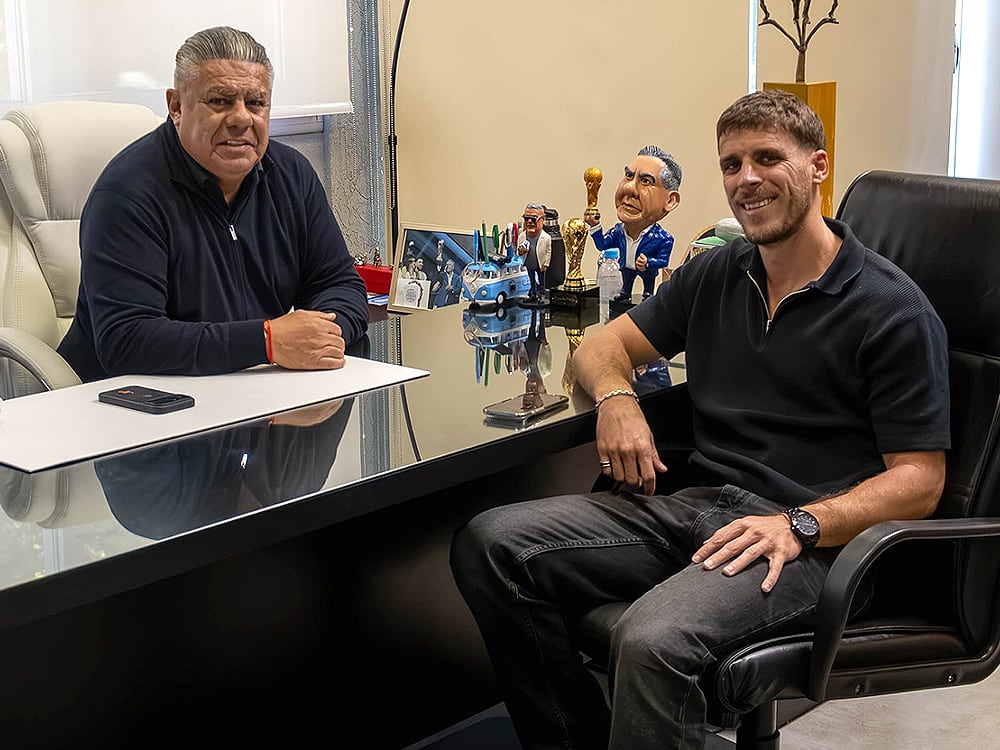 El presidente de la AFA, Claudio Tapia, junto a Joaquín Orlando