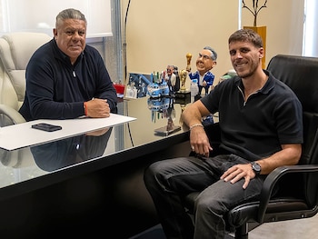 El presidente de la AFA, Claudio Tapia, junto a Joaquín Orlando