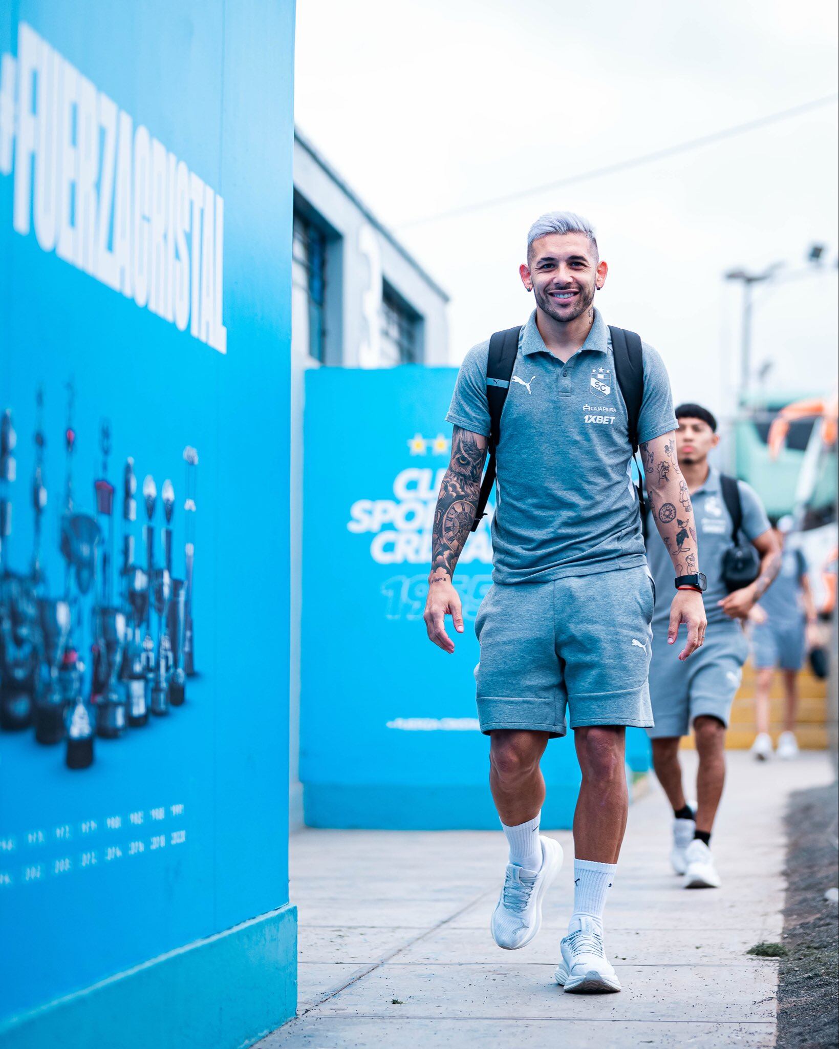Los jugadores de Sporting Cristal en su ingreso al estadio Alberto Gallardo para el duelo con Juan Pablo II. - créditos: Sporting Cristal