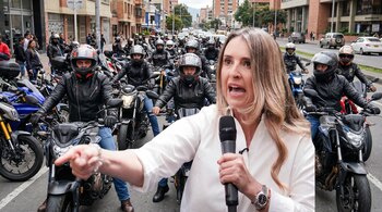Paloma Valencia, con camisa blanca, habla en un micrófono y señala. Detrás, un grupo de motociclistas con cascos y chaquetas de cuero ocupan la calle urbana.