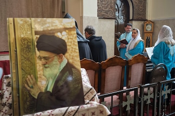Cerimônia em homenagem ao líder supremo Ali Khamenei assassinado em igreja em Teerã (EFE/Jaime León)
