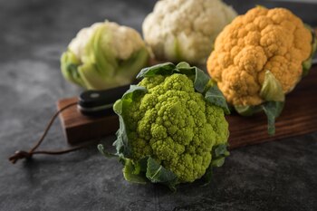 ILLUSTRATION - Blumenkohlkoepfe und Romanesco