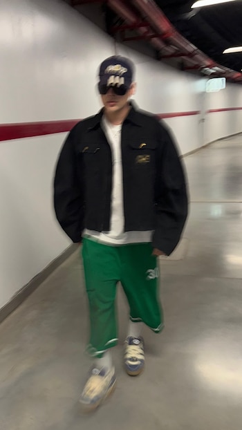 Bizarrap, vistiendo gorra y gafas,