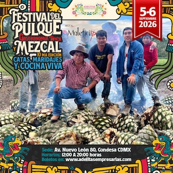 Cartel promocional con hombres posando sobre piñas de agave y datos informativos del Festival del Pulque y Mezcal