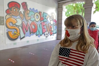 Una niña con mascarilla en