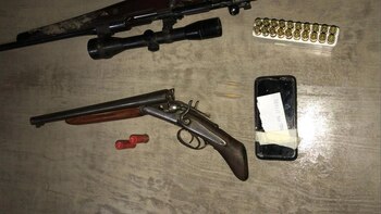 Rifle y pistolón incautados.