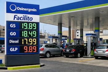 Letrero digital de precios de combustible con logos de Osinergmin y Facilito, varios surtidores y vehículos cargando en una estación de servicio.