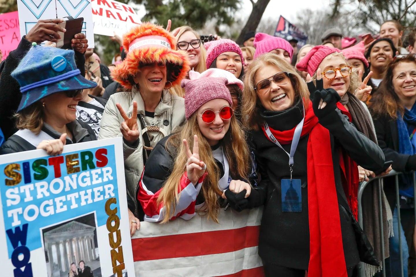 La Sra. Steinem saluda a los manifestantes antes de hablar en la Marcha de las Mujeres en Washington en 2017 (John Minchillo/AP)